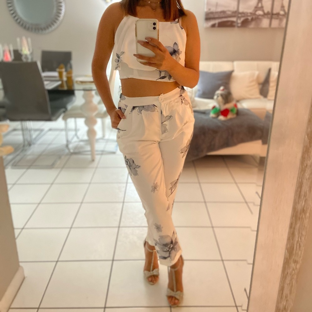 Traje 2 piezas crop-top y pantalón.